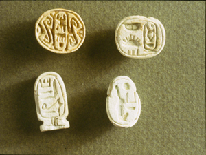 左上方的聖甲蟲刻有圖特摩斯三世的名號；右上方的刻有阿蒙霍特普三世的名號；右下方的刻有哈特謝普蘇特的名號；左下方的刻有圖特摩斯三世的名號_ABR